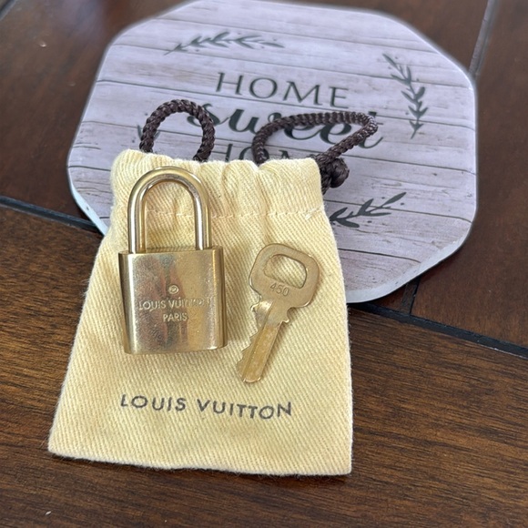 Louis Vuitton - Picture 3 of 9